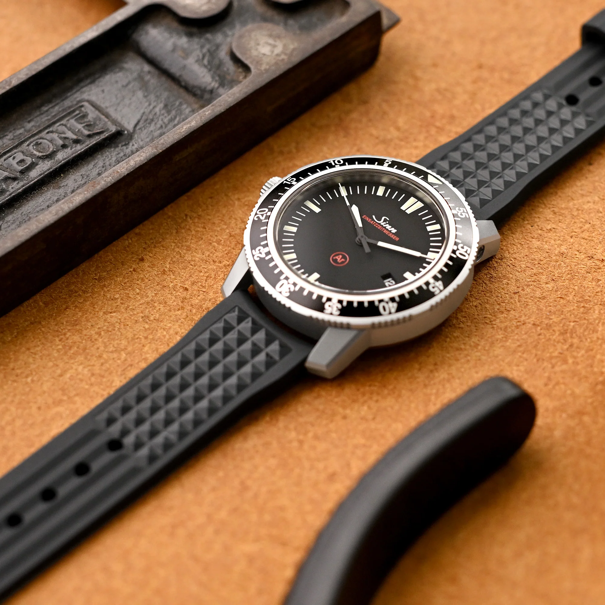 20mm Chaffle Resilient Curved End FKM Rubber watch strap, Black - Image 3