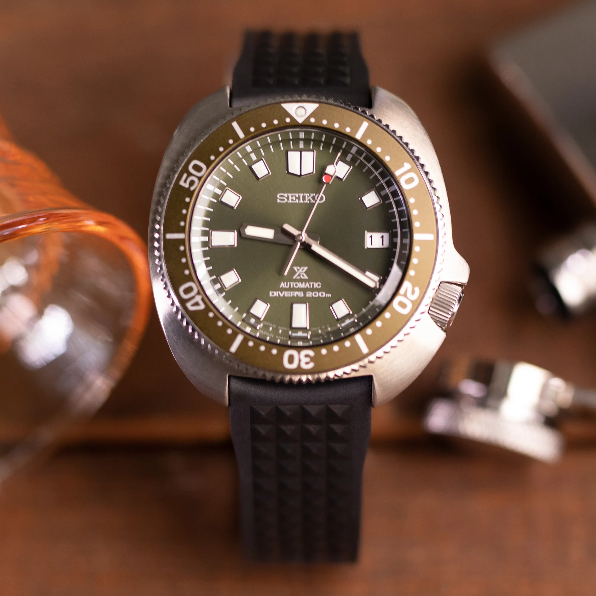 20mm Chaffle Resilient Curved End FKM Rubber watch strap, Black - Image 4